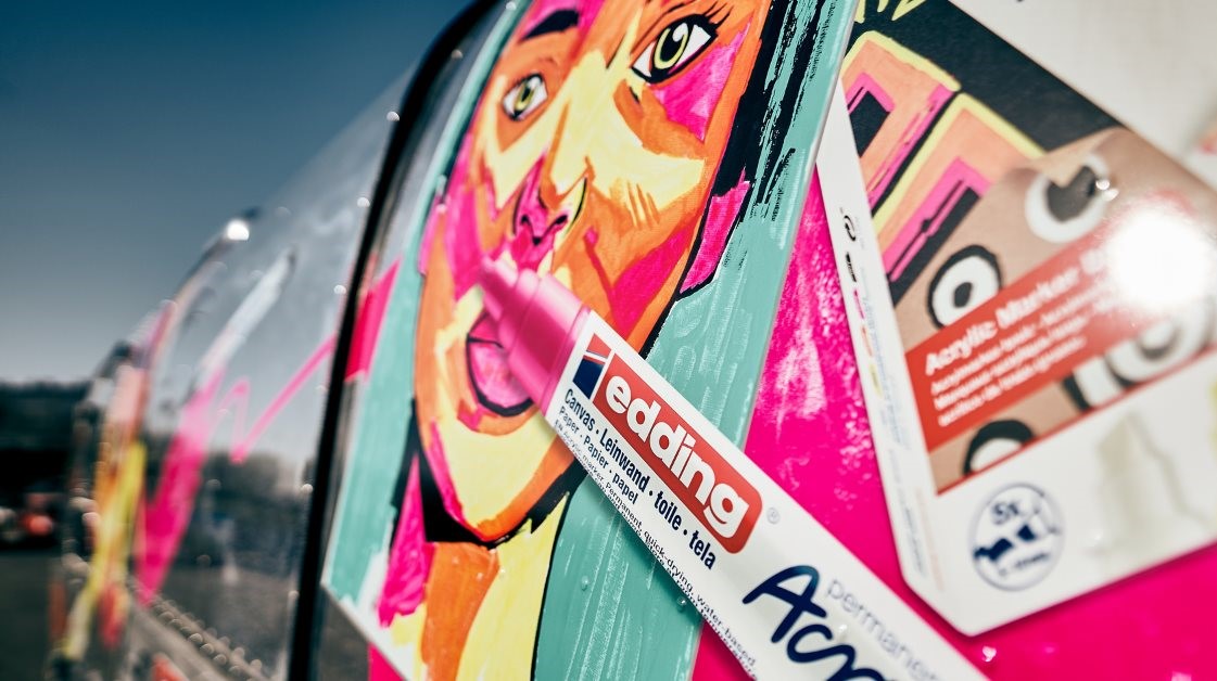 Edding Branding on the exterior of the Airstreamer