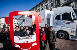Huawei SmartBus in Torino with the Crew Office 02 with kids outside in the square